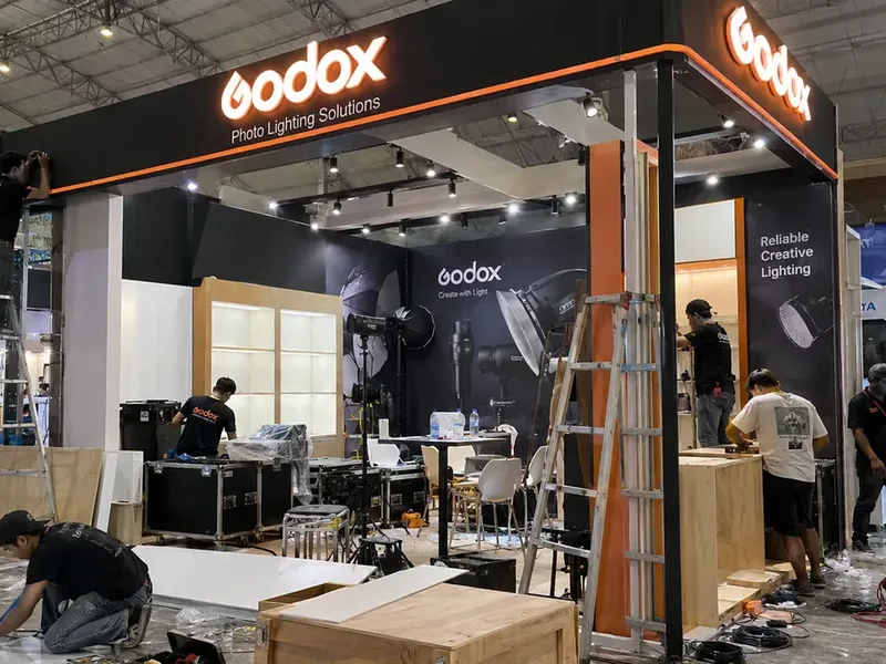 Instalasi tata cahaya lighting pameran dan panggung dengan moving head beam dan spotlight di hall pameran expo