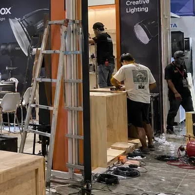Bambang Triyono ST bersama tim kru konstruksi Boothzone saat mengawasi perakitan custom booth Godox di Jogja Expo Center